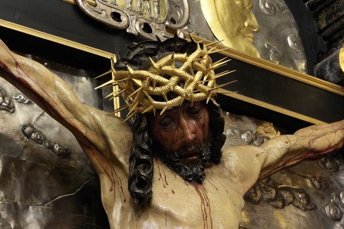 A statue of a person with a crown of thorns on his head AI-generated content may be incorrect.