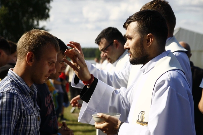 A group of men in white robes Description automatically generated